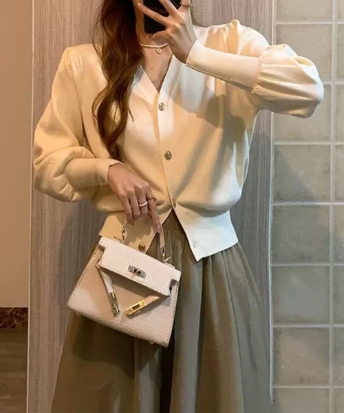 SPIGA(スピーガ)の「Vネックボリュームスリーブニットカーディガン(カーディガン/ボレロ・レディース・レッド/ブラウン/ブラック/ホワイト・FREE)」の2枚目の写真