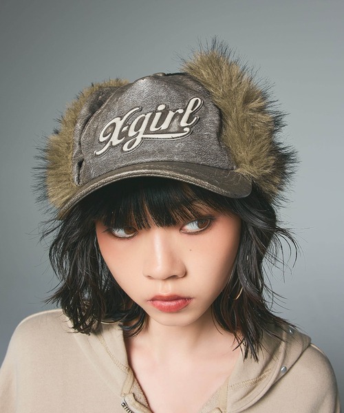 X-girl（エックスガール）の「EMBOSSED LOGO PATCH EARFLAP CAP（キャップ・レディース・ブラック/ブラウン・ONE SIZE）」の2枚目の写真