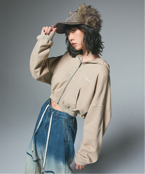 X-girl（エックスガール）の「EMBOSSED LOGO PATCH EARFLAP CAP（キャップ・レディース・ブラック/ブラウン・ONE SIZE）」の4枚目の写真