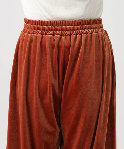 BAYFLOW（ベイフロー）の「[柔らかな穿き心地]ベロアワイドパンツ（その他パンツ・レディース・ブルー/ブラック/レッド・FREE）」の17枚目の写真