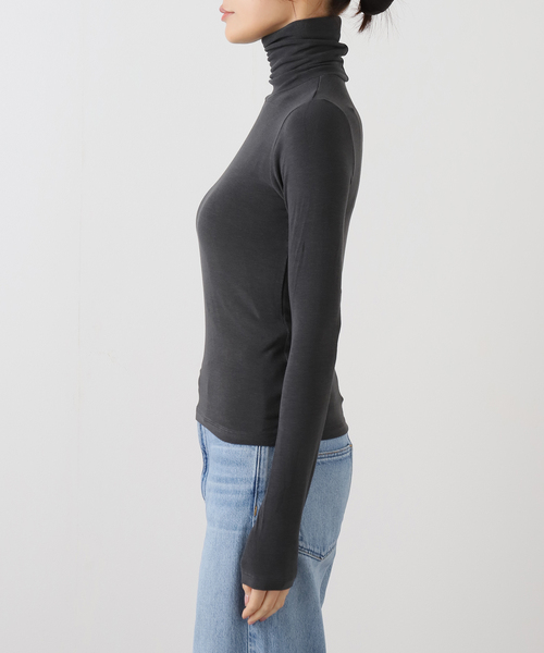 La TOTALITE(ラトータリテ)の「【洗える】Le / ル ロールネックトップ(Tシャツ/カットソー・レディース・アイボリー/チャコールグレー・FREE)」の10枚目の写真
