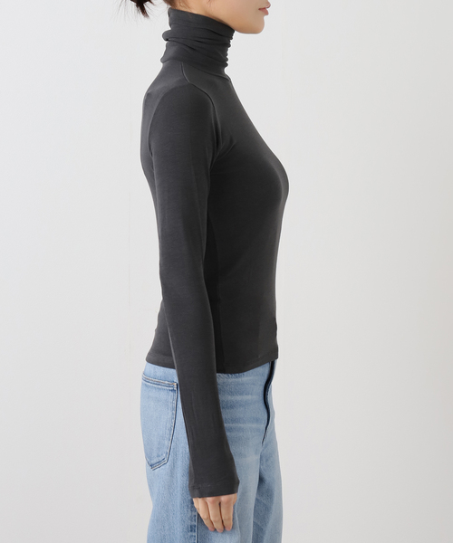 La TOTALITE(ラトータリテ)の「【洗える】Le / ル ロールネックトップ(Tシャツ/カットソー・レディース・アイボリー/チャコールグレー・FREE)」の12枚目の写真