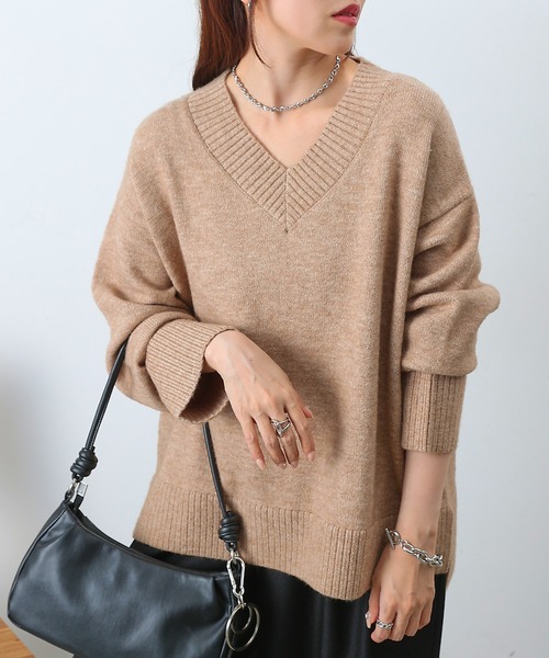 COLONY 2139（コロニートゥーワンスリーナイン）の「ゆるふわVネックニット（ニット/セーター・レディース・ブラック/サックスブルー/オフホワイト/グレー/ベージュ/バーガンディー/チャコールグレー/ピンク・FREE）」の5枚目の写真