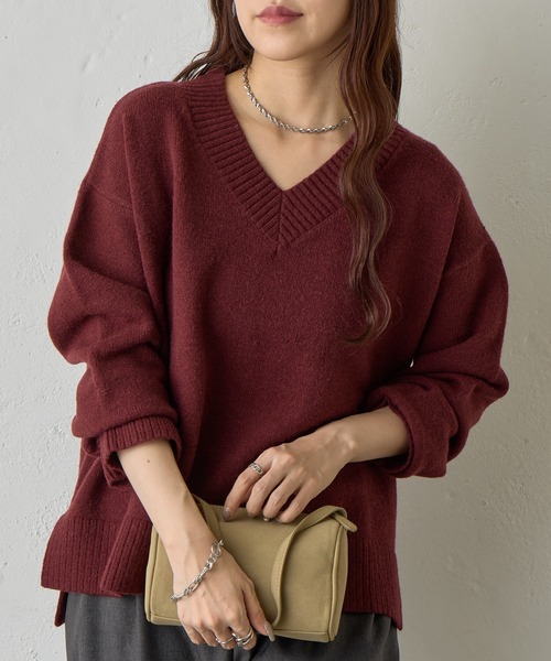 COLONY 2139（コロニートゥーワンスリーナイン）の「ゆるふわVネックニット（ニット/セーター・レディース・ブラック/サックスブルー/オフホワイト/グレー/ベージュ/バーガンディー/チャコールグレー/ピンク・FREE）」の8枚目の写真