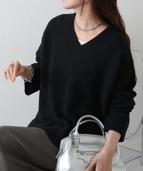 COLONY 2139（コロニートゥーワンスリーナイン）の「ゆるふわVネックニット（ニット/セーター・レディース・ブラック/サックスブルー/オフホワイト/グレー/ベージュ/バーガンディー/チャコールグレー/ピンク・FREE）」の3枚目の写真