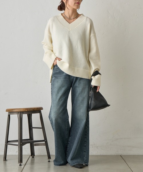 COLONY 2139（コロニートゥーワンスリーナイン）の「ゆるふわVネックニット（ニット/セーター・レディース・ブラック/サックスブルー/オフホワイト/グレー/ベージュ/バーガンディー/チャコールグレー/ピンク・FREE）」の9枚目の写真