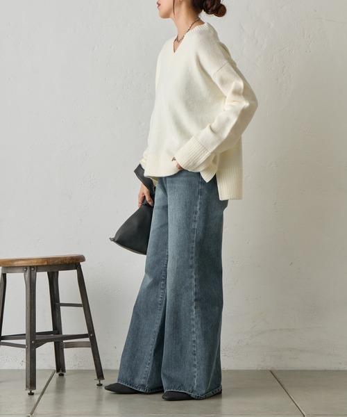 COLONY 2139（コロニートゥーワンスリーナイン）の「ゆるふわVネックニット（ニット/セーター・レディース・ブラック/サックスブルー/オフホワイト/グレー/ベージュ/バーガンディー/チャコールグレー/ピンク・FREE）」の10枚目の写真