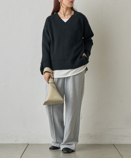 COLONY 2139（コロニートゥーワンスリーナイン）の「ゆるふわVネックニット（ニット/セーター・レディース・ブラック/サックスブルー/オフホワイト/グレー/ベージュ/バーガンディー/チャコールグレー/ピンク・FREE）」の11枚目の写真