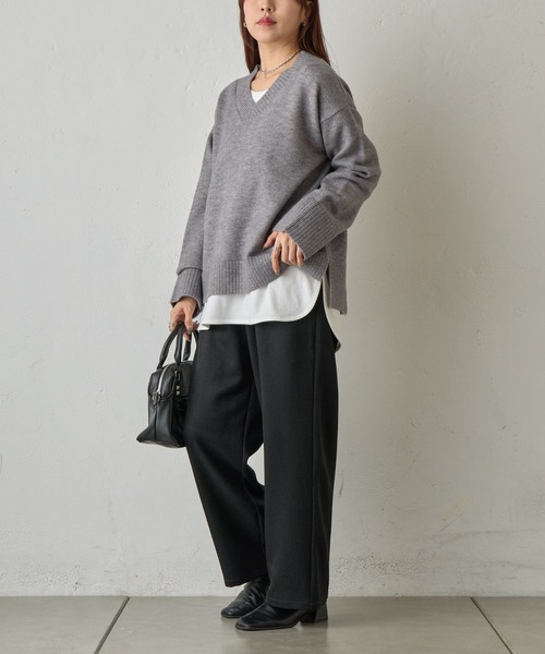 COLONY 2139（コロニートゥーワンスリーナイン）の「ゆるふわVネックニット（ニット/セーター・レディース・ブラック/サックスブルー/オフホワイト/グレー/ベージュ/バーガンディー/チャコールグレー/ピンク・FREE）」の17枚目の写真