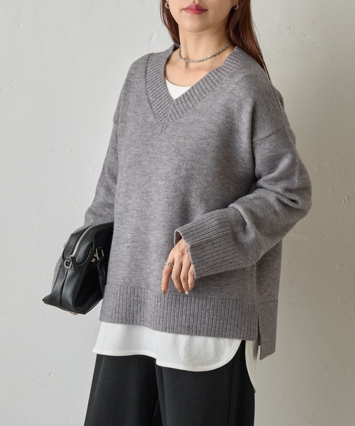 COLONY 2139（コロニートゥーワンスリーナイン）の「ゆるふわVネックニット（ニット/セーター・レディース・ブラック/サックスブルー/オフホワイト/グレー/ベージュ/バーガンディー/チャコールグレー/ピンク・FREE）」の13枚目の写真