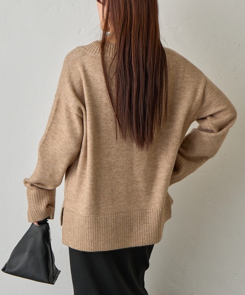 COLONY 2139（コロニートゥーワンスリーナイン）の「ゆるふわVネックニット（ニット/セーター・レディース・ブラック/サックスブルー/オフホワイト/グレー/ベージュ/バーガンディー/チャコールグレー/ピンク・FREE）」の22枚目の写真