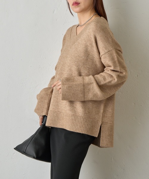 COLONY 2139（コロニートゥーワンスリーナイン）の「ゆるふわVネックニット（ニット/セーター・レディース・ブラック/サックスブルー/オフホワイト/グレー/ベージュ/バーガンディー/チャコールグレー/ピンク・FREE）」の21枚目の写真