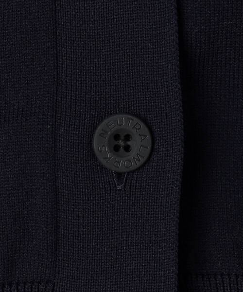 Bshop(ビショップ)の「NEUTRALWORKS | 〈別注〉 Vネックショートカーディガン WOMEN(カーディガン/ボレロ・レディース・ブラック/ダークネイビー・M)」の8枚目の写真