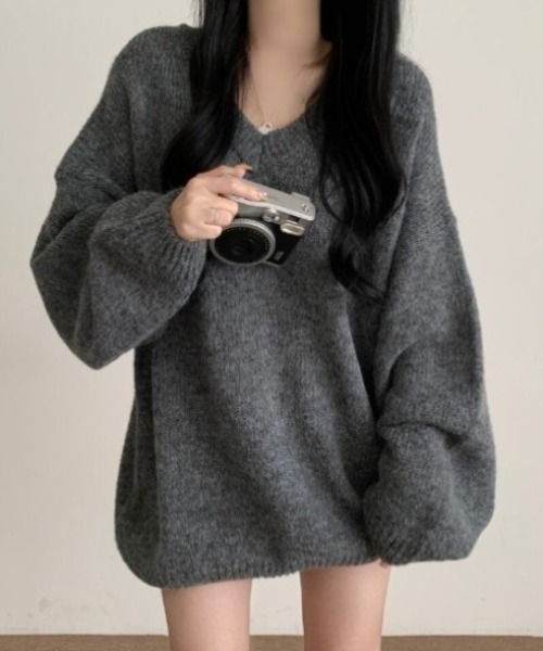 yuue' ( wear )(ユーイ)の「Vネックオーバーサイズニット/ボリュームセーター(ニット/セーター・レディース・グレー/アイボリー/ピンク・FREE)」の2枚目の写真