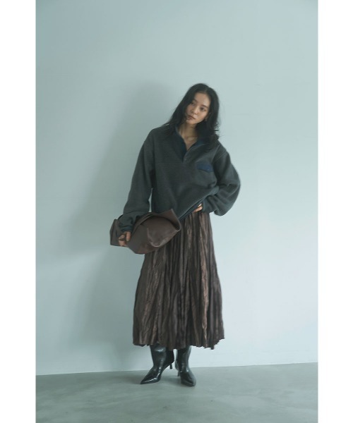 marjour（マージュール）の「WASHER PLEATS SATIN SKIRT（スカート・レディース・ブラウン・M）」の4枚目の写真