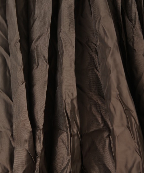 marjour（マージュール）の「WASHER PLEATS SATIN SKIRT（スカート・レディース・ブラウン・M）」の3枚目の写真