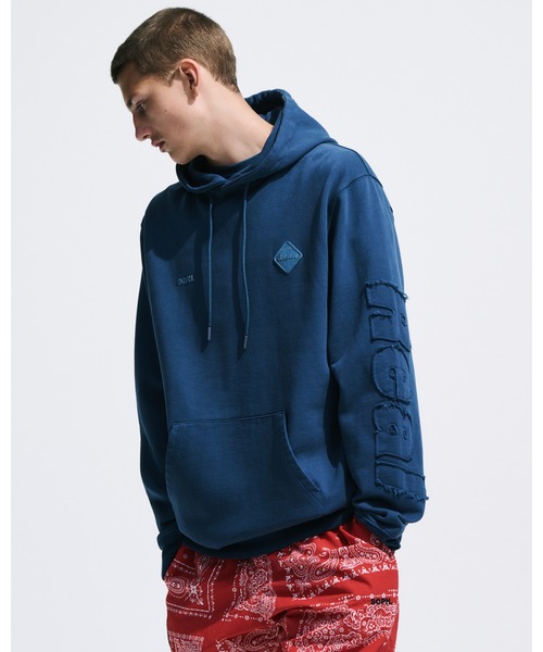 F.C.Real Bristol（エフシーレアルブリストル）の「CUT-OFF LOGO SWEAT HOODIE（パーカー・メンズ・ブラック/ブルー/オフホワイト/レッド・SMALL/MEDIUM/LARGE/X-LARGE/XX-LARGE）」の9枚目の写真