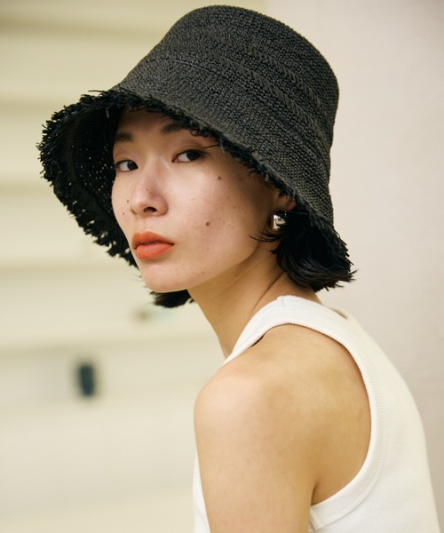 AIC.（エーアイシー）の「ペーパーフリンジバケットハット/サイズ調節可能（ハット・レディース・ブラック/ベージュ・FREE）」の2枚目の写真