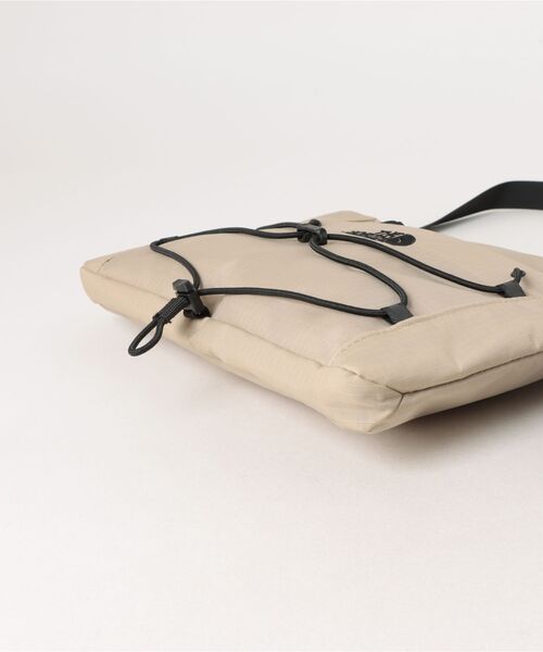 THE NORTH FACE(ザノースフェイス)の「【THE NORTH FACE】BOREALIS SLIM CROSS BAG(ショルダーバッグ・レディース・ライトベージュ/ダークオリーブ・FREE)」の4枚目の写真