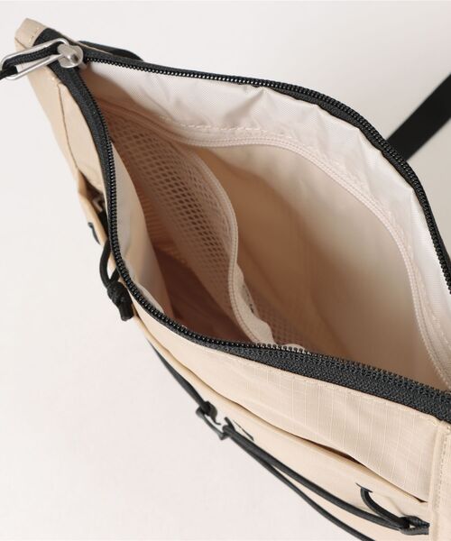 THE NORTH FACE(ザノースフェイス)の「【THE NORTH FACE】BOREALIS SLIM CROSS BAG(ショルダーバッグ・レディース・ライトベージュ/ダークオリーブ・FREE)」の5枚目の写真