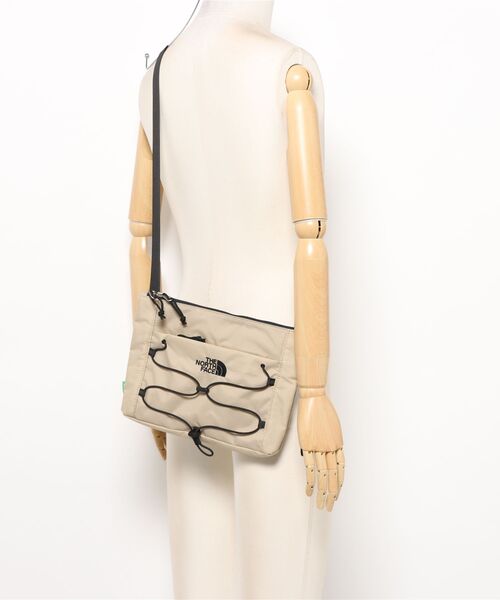 THE NORTH FACE(ザノースフェイス)の「【THE NORTH FACE】BOREALIS SLIM CROSS BAG(ショルダーバッグ・レディース・ライトベージュ/ダークオリーブ・FREE)」の7枚目の写真