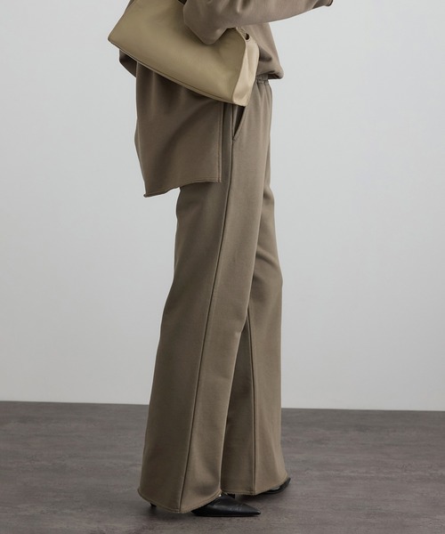 SALON adam et rope'（サロン アダム エ ロペ）の「【WEB・一部店舗限定】セミフレアスウェットパンツ / セットアップ対応（その他パンツ・レディース・チャコールグレー/オフホワイト/ブラウン系その他2・FREE）」の4枚目の写真