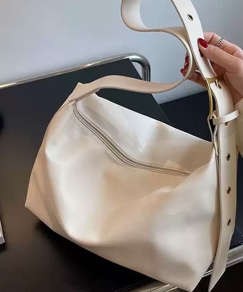 セール】ハトメショルダー 大容量クロスボディバッグ（ショルダー