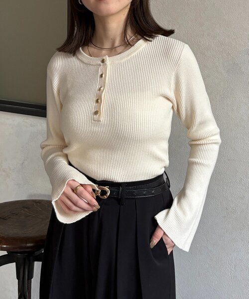 Thevon(ゼボン)の「ヘンリーネック袖フレアリブニット(ニット/セーター・レディース・グレー/ブラック/アイボリー/イエロー・FREE)」の1枚目の写真