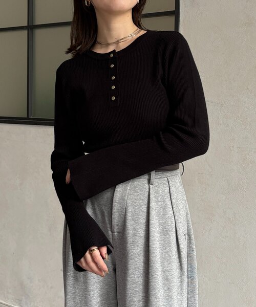 Thevon(ゼボン)の「ヘンリーネック袖フレアリブニット(ニット/セーター・レディース・グレー/ブラック/アイボリー/イエロー・FREE)」の2枚目の写真