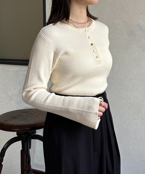 Thevon(ゼボン)の「ヘンリーネック袖フレアリブニット(ニット/セーター・レディース・グレー/ブラック/アイボリー/イエロー・FREE)」の5枚目の写真