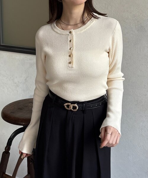 Thevon(ゼボン)の「ヘンリーネック袖フレアリブニット(ニット/セーター・レディース・グレー/ブラック/アイボリー/イエロー・FREE)」の6枚目の写真