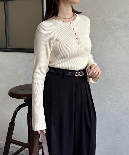 Thevon(ゼボン)の「ヘンリーネック袖フレアリブニット(ニット/セーター・レディース・グレー/ブラック/アイボリー/イエロー・FREE)」の8枚目の写真