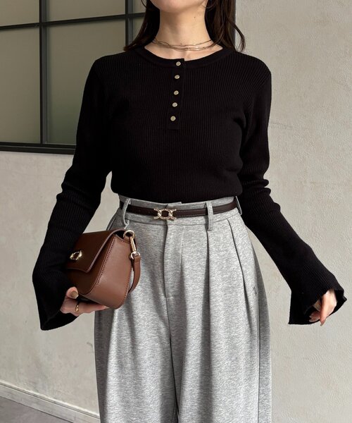 Thevon(ゼボン)の「ヘンリーネック袖フレアリブニット(ニット/セーター・レディース・グレー/ブラック/アイボリー/イエロー・FREE)」の12枚目の写真