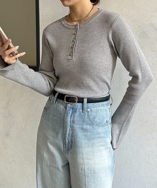 Thevon(ゼボン)の「ヘンリーネック袖フレアリブニット(ニット/セーター・レディース・グレー/ブラック/アイボリー/イエロー・FREE)」の19枚目の写真