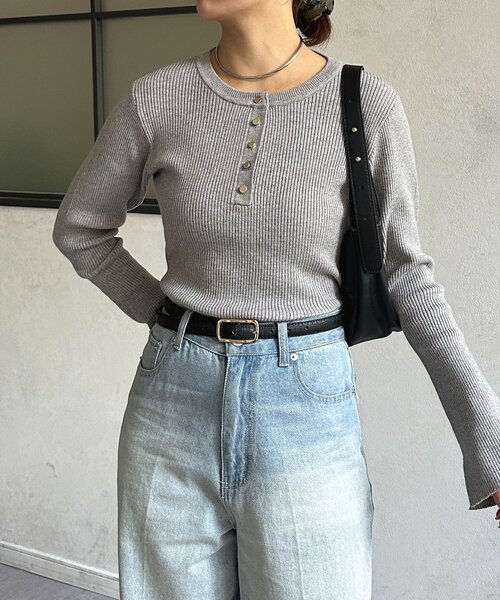 Thevon(ゼボン)の「ヘンリーネック袖フレアリブニット(ニット/セーター・レディース・グレー/ブラック/アイボリー/イエロー・FREE)」の20枚目の写真