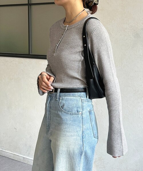 Thevon(ゼボン)の「ヘンリーネック袖フレアリブニット(ニット/セーター・レディース・グレー/ブラック/アイボリー/イエロー・FREE)」の21枚目の写真