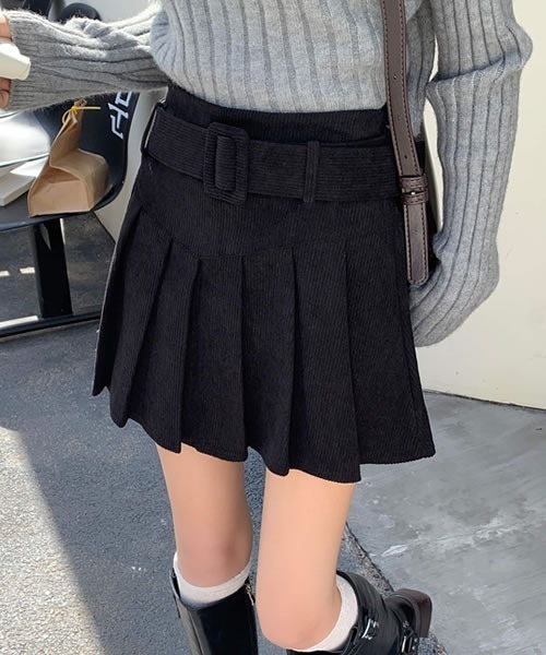 Pittok（ピットク）の「ベルト付フレアプリーツミニスカート（スカート・レディース・ブラック・MEDIUM）」の6枚目の写真