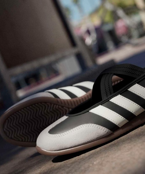 adidas（アディダス）の「アディダス adidas バレダ メリー ジェーン（スニーカー・レディース・ブラック×ホワイト・23.0cm/23.5cm/24.0cm/24.5cm/25.0cm）」の3枚目の写真