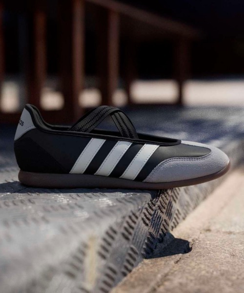 adidas（アディダス）の「アディダス adidas バレダ メリー ジェーン（スニーカー・レディース・ブラック×ホワイト・23.0cm/23.5cm/24.0cm/24.5cm/25.0cm）」の2枚目の写真