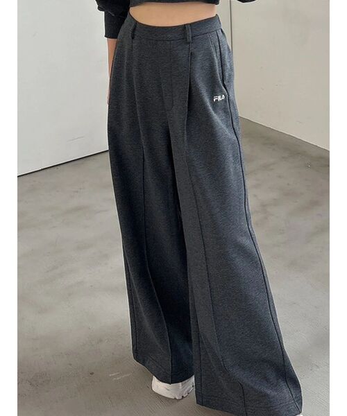 FILA（フィラ）の「【FILA別注】裏毛センターシームパンツ（その他パンツ・レディース・チャコールグレー/グレー・MEDIUM/SMALL）」の2枚目の写真