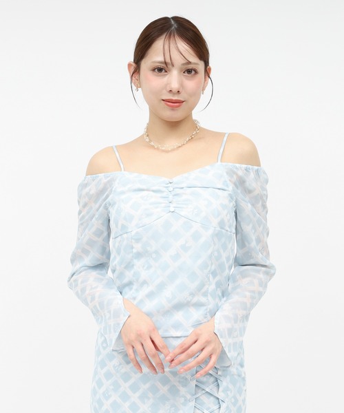 ROYAL PARTY(ロイヤルパーティー)の「オリジナルフラワー柄オフショルダーブラウス(シャツ/ブラウス・レディース・ブルー/ブラウン・FREE)」の10枚目の写真