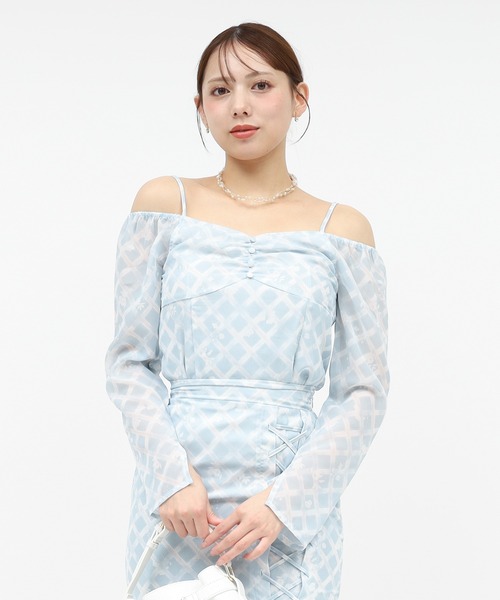 ROYAL PARTY(ロイヤルパーティー)の「オリジナルフラワー柄オフショルダーブラウス(シャツ/ブラウス・レディース・ブルー/ブラウン・FREE)」の4枚目の写真
