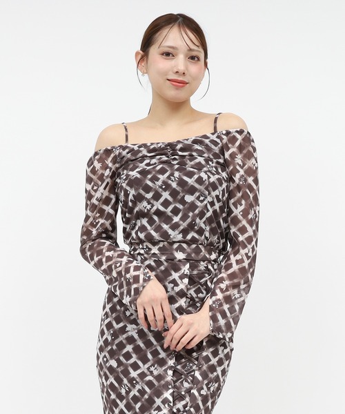 ROYAL PARTY(ロイヤルパーティー)の「オリジナルフラワー柄オフショルダーブラウス(シャツ/ブラウス・レディース・ブルー/ブラウン・FREE)」の12枚目の写真