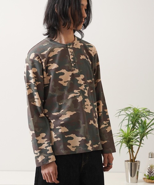 1111clothing(ワンフォークロージング)の「カモフラージュ サーマル ヘンリーネック ロングスリーブ Tシャツ / Camouflage Thermal Henley Neck Long Sleeve T-Shirt(Tシャツ/カットソー・メンズ・カーキ系1/カーキ系2・L/M)」の8枚目の写真