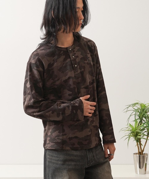 1111clothing(ワンフォークロージング)の「カモフラージュ サーマル ヘンリーネック ロングスリーブ Tシャツ / Camouflage Thermal Henley Neck Long Sleeve T-Shirt(Tシャツ/カットソー・メンズ・カーキ系1/カーキ系2・L/M)」の17枚目の写真