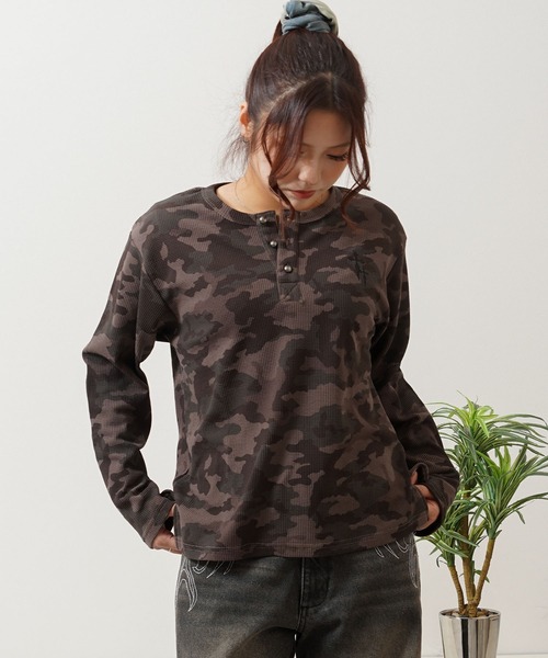 1111clothing(ワンフォークロージング)の「カモフラージュ サーマル ヘンリーネック ロングスリーブ Tシャツ / Camouflage Thermal Henley Neck Long Sleeve T-Shirt(Tシャツ/カットソー・メンズ・カーキ系1/カーキ系2・L/M)」の20枚目の写真