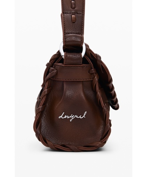 Desigual(デシグアル)の「ブラウン編み込みレザーフラップショルダーバッグ【カードホルダーチャーム付き】(ショルダーバッグ・レディース・ブラウン・FREE)」の5枚目の写真