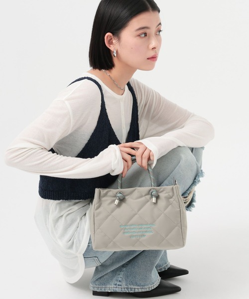 BAYFLOW（ベイフロー）の「[軽量キルト素材]刺繍ロゴキルトショルダー（ショルダーバッグ・レディース・グレー/オフホワイト/ライトブルー/ブラック・FREE）」の4枚目の写真