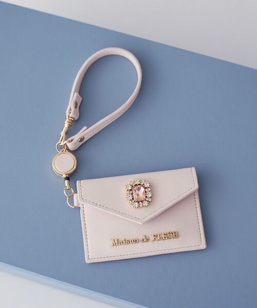 Maison de FLEUR(メゾンドフルール)の「リール付きビジューカードポケットパスケース(パスケース・レディース・ブラック/サックスブルー/ピンク・FREE)」の3枚目の写真