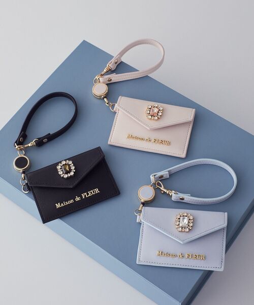 Maison de FLEUR(メゾンドフルール)の「リール付きビジューカードポケットパスケース(パスケース・レディース・ブラック/サックスブルー/ピンク・FREE)」の4枚目の写真